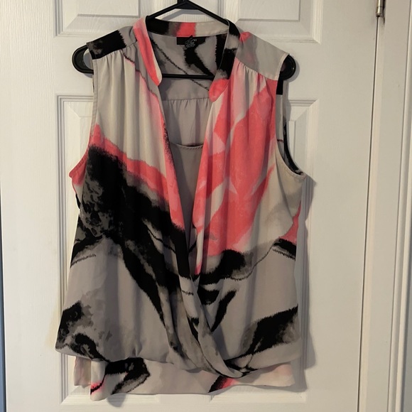 Sleeveless Blouse - Picture 1 of 3